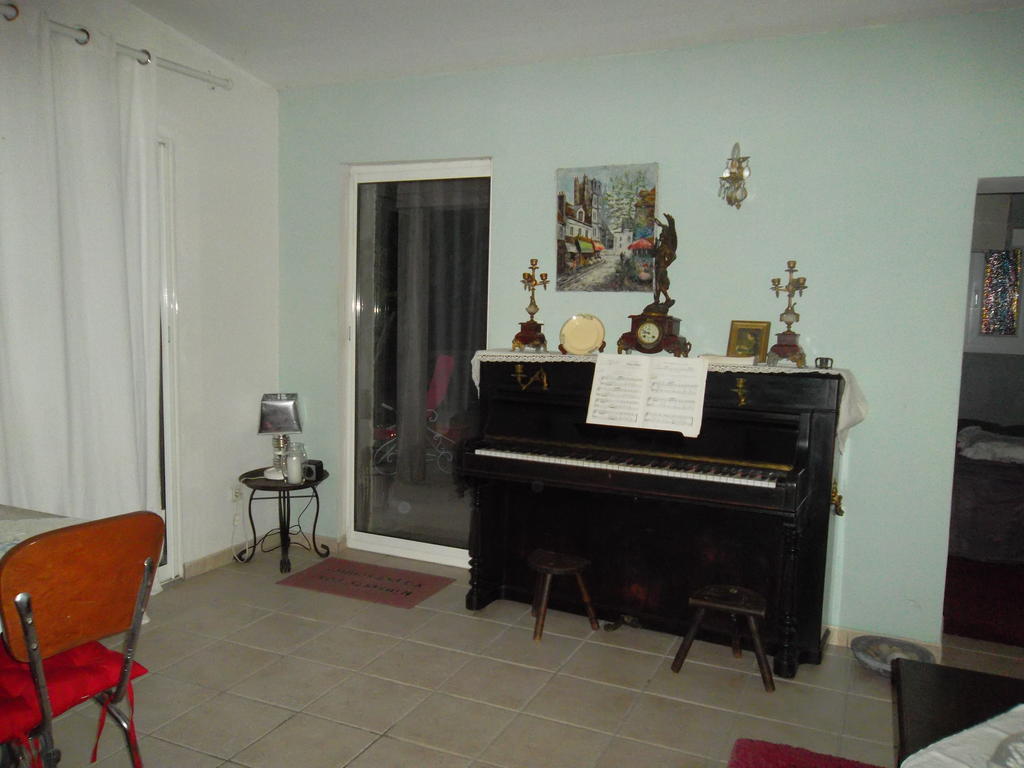 Aux Roses De L'Etang Hotel Capestang Quarto foto