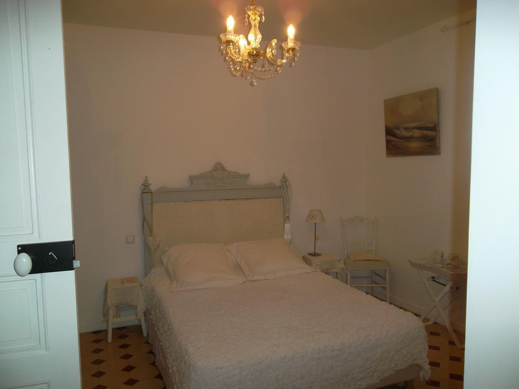 Aux Roses De L'Etang Hotel Capestang Quarto foto