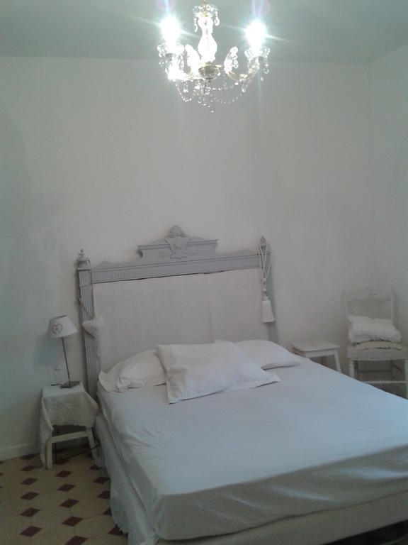 Aux Roses De L'Etang Hotel Capestang Quarto foto