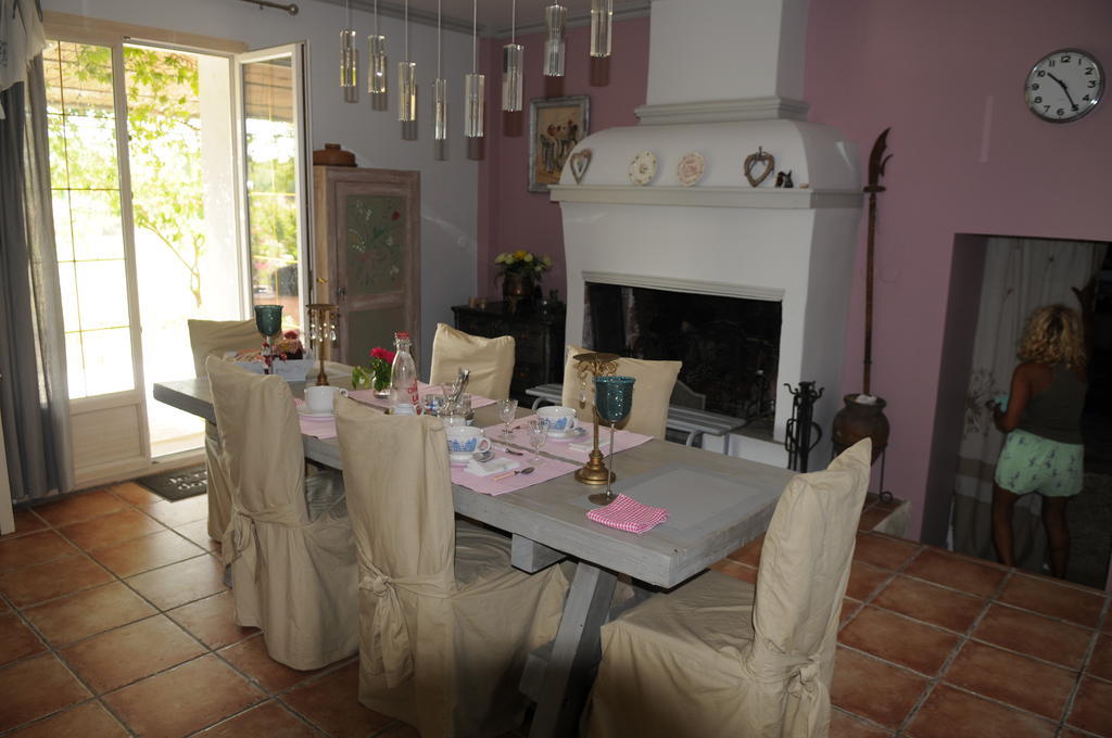 Aux Roses De L'Etang Hotel Capestang Exterior foto